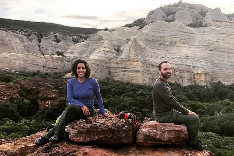 O casal Dennis Hyde e Letícia Alves, do projeto Expedição 74 Parques Nacionais. (Foto: entreparquesbr
 no Instagram )