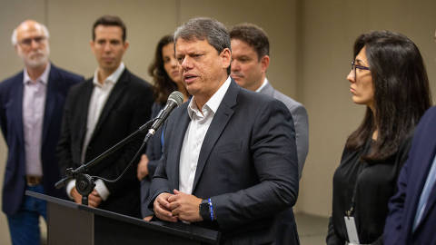 SÃO PAULO, SP, BRASIL, 29.11.2022 - O governador eleito pelo estado de São Paulo, Tarcísio de Freitas (Republicanos), concede entrevista após reunião geral com todos os coordenadores da transição, no Edifício Cidade, no centro da capital paulista. (Foto: Danilo Verpa/Folhapress)