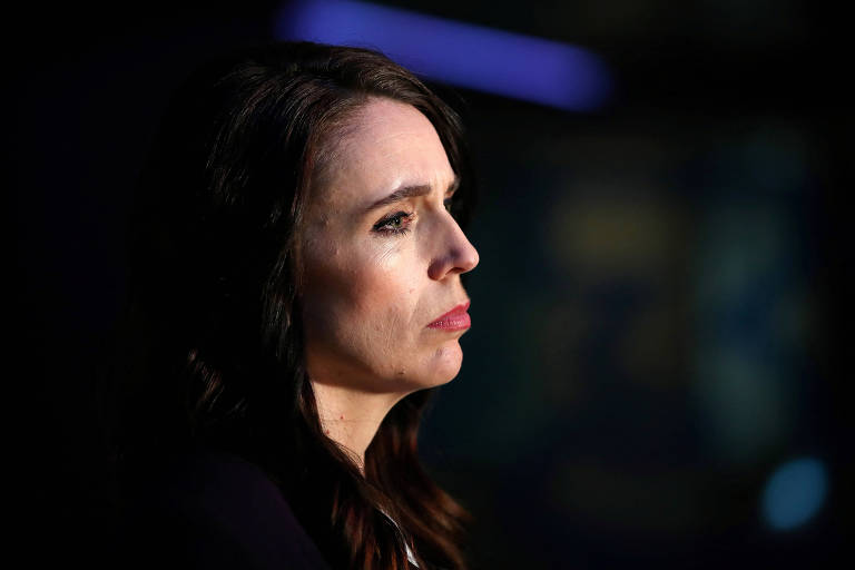 Jacinda sai do poder elogiada no exterior, mas com baixa popularidade na Nova Zelândia