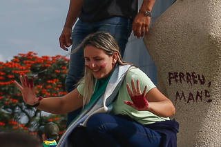 Golpista picha estátua da Justiça na Praça dos Três Poderes