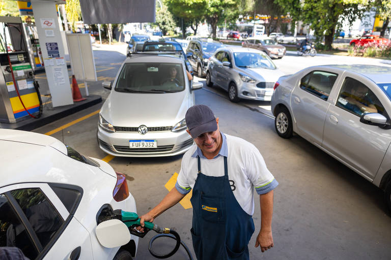 Dólar caro pressiona preços dos combustíveis, mas Petrobras deve esperar para definir reajustes