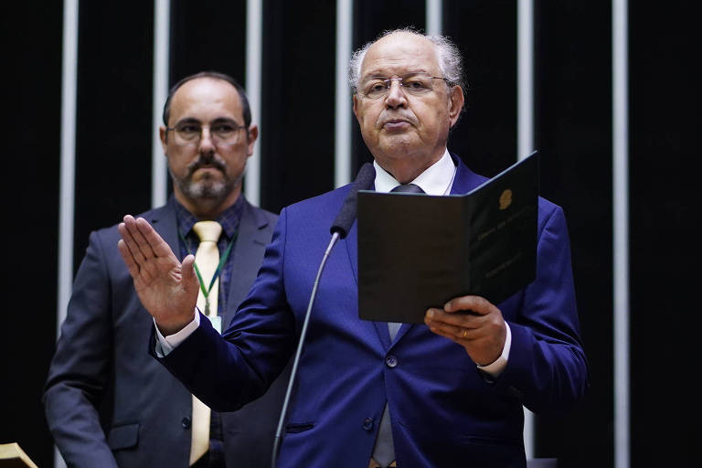 Suplente de Deltan toma posse após conversa com estátua de Ulysses Guimarães; veja vídeo