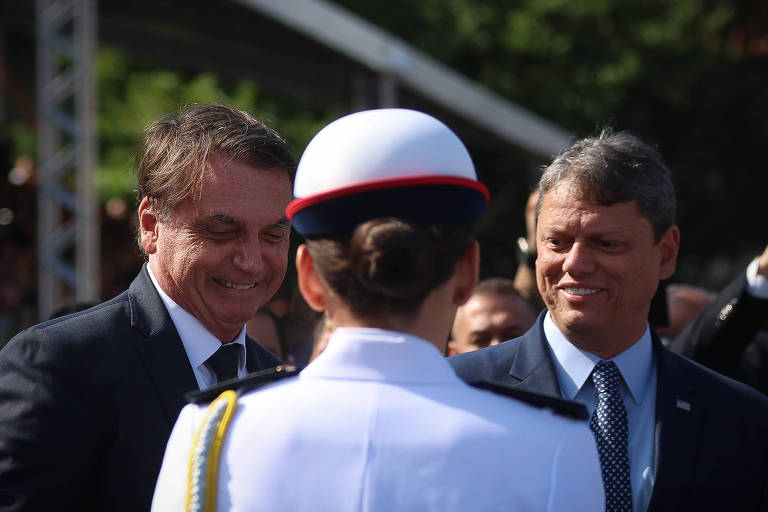 O governador de São Paulo, Tarcísio de Freitas (Republicanos) e o ex-presidente Jair Bolsonaro (PL) em formatura de oficiais da Academia de Polícia Militar do Barro Branco, na zona norte da capital paulista