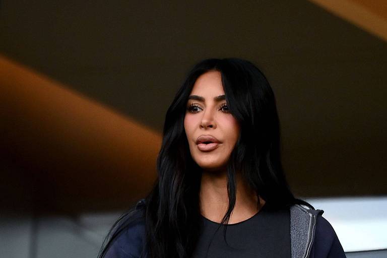 Kim Kardashian e filhos torcem para Neymar em jogo do PSG; atacante joga camisa para eles