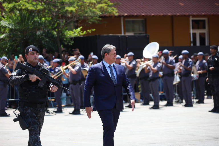 Leitores criticam Tarcísio de Freitas por colocar militares em cargos públicos