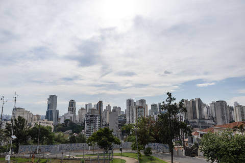 SAO PAULO, SP, 22.11.2023: VIDA PUBLICA - CLIMATEMPO - Na foto, vista de nuvens na cidade de São Paulo. O funcionário público Franco Nadal Villela, 47, é meteorologista do Inmet e conta sobre seu trabalho na Estação meteorológica do Inmet do Mirante de Santana em São Paulo. (Foto: Mathilde Missioneiro/Folhapress) **EXCLUSIVO FOLHA**