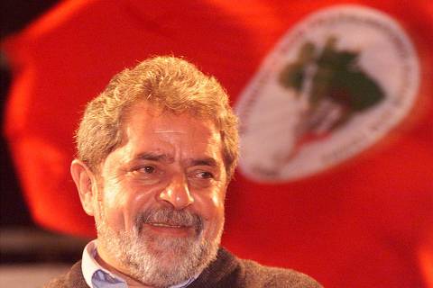 ORG XMIT: 392601_1.tif Eleições Presidenciais, 2002: o candidato do PT à Presidência da República, Luiz Inácio Lula da Silva, durante showmício com a bandeira do MST (Movimento dos Trabalhadores Rurais Sem Terra) ao fundo, em Curitiba (PR). (Curitiba, PR, 11.09.2002. Foto: Flávio Florido / Folhapress)