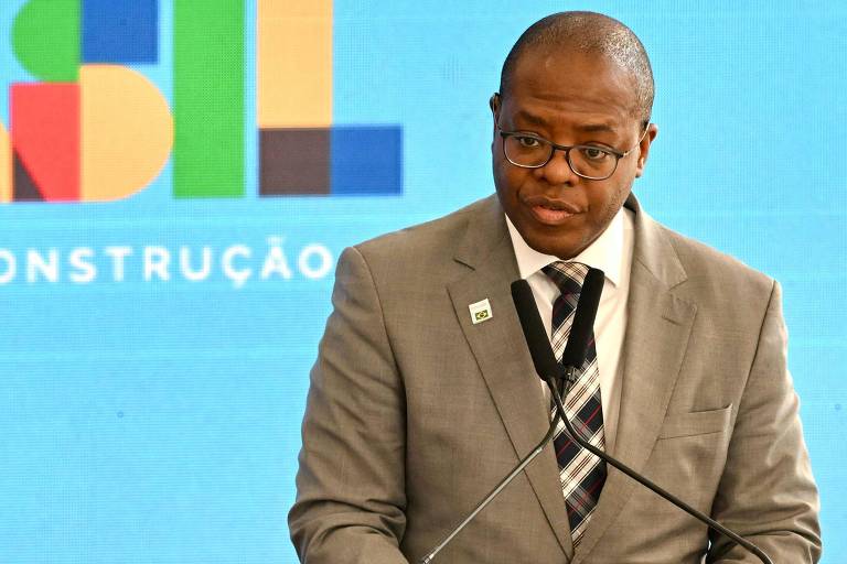 Ministro dos Direitos Humanos dará aula sobre capitalismo e racismo em curso do MST