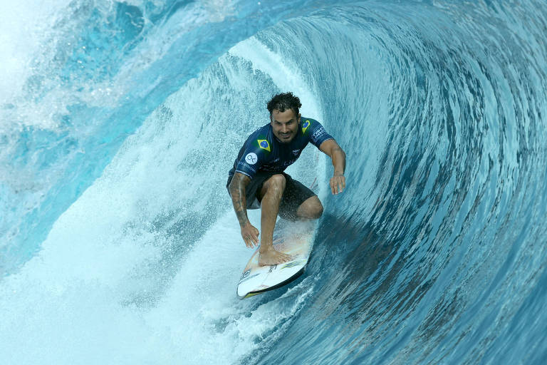 Italo Ferreira vence na onda olímpica de Teahupo'o