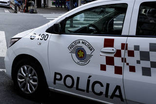 Viatura da Polícia Militar de plantão em rua do centro de São Paulo