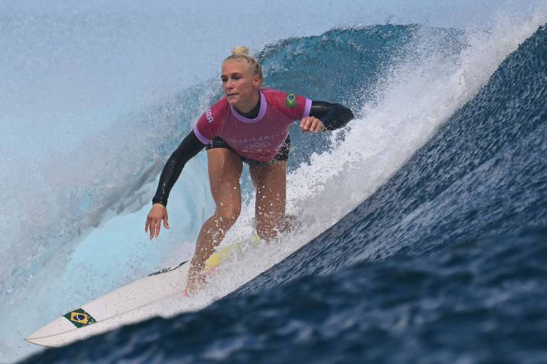 Tatiana Weston-Webb é finalista no surfe olímpico; Medina disputa o bronze