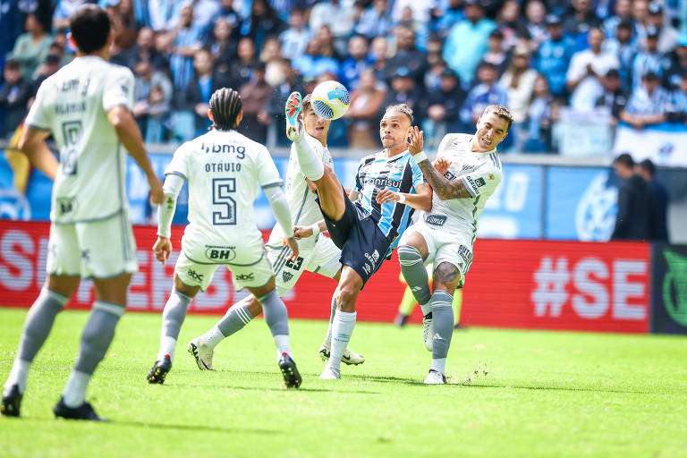 Grêmio vai da euforia à decepção no primeiro jogo em sua arena após enchentes