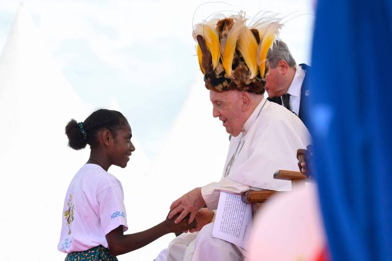 Papa Francisco ganha cocar de penas e pede fim da violência na Papua-Nova Guiné