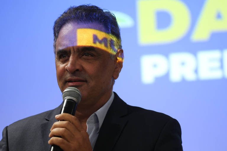 Quem previu morte do PSDB terá de devolver coroa de flores, diz Aécio