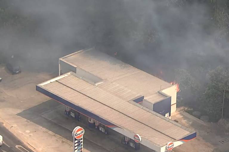 Incêndio em mata atinge posto de gasolina em Pirituba, zona norte de SP