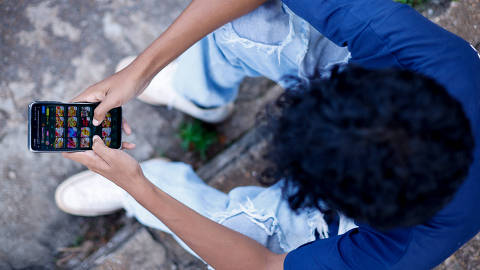 BRASÍLIA, DF, 12.01.2024, Jovem menor de idade manuseia sites de apostas em celular, em Brasília. (Foto: Pedro Ladeira/Folhapress)