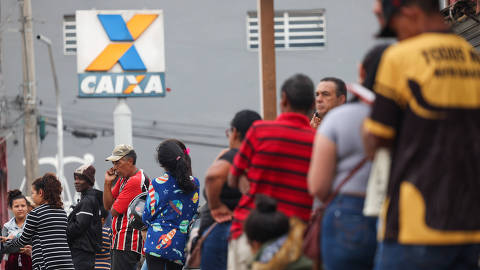 SÃO PAULO, SP, 20.03.2023 - Caixa faz primeiro pagamento do novo Bolsa Família, que substitui o Auxílio Brasil. A partir desta segunda (20), famílias com filhos de até 6 anos que estiverem na escola vão receber R$ 150 a mais. Na foto fila na agência da avenida Ragueb Chohfi, na zona leste da capital .(Foto: Danilo Verpa/Folhapress, MERCADO)* ORG XMIT: 601651