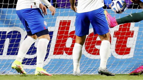 Palmeiras' forward Rafael Navarro (R) shoots to score during the Copa Libertadores group stage first leg football match between Palmeiras and Cerro Porteño at the Morumbi stadium in Sao Paulo, Brazil, on April 20, 2023. (Photo by Paulo Pinto / AFP) ORG XMIT: AGEN2304202257722316