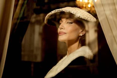 Angelina Jolie em cena do filme 'Maria Callas', de Pablo Larraín