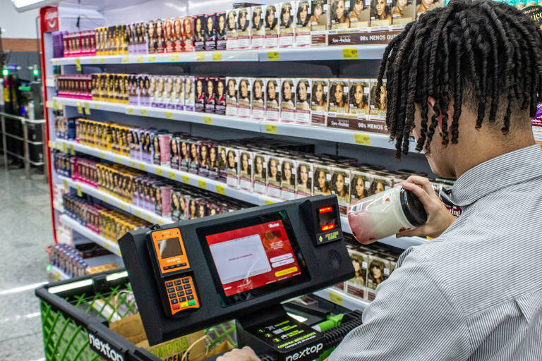 Carrinho de compras inteligente ainda patina em supermercados no país