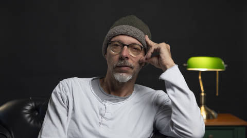 SAO PAULO, SP - 14/10/2024 -  Retrato do cineasta José Padilha, no cenário de gravação da CasaFolha, na sede do jornal.  (Foto: Danilo Verpa/Folhapress, COTIDIANO) ORG XMIT: 610787