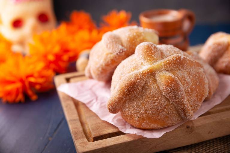 Aprenda a fazer o pan de muerto, doce mexicano típico do Dia de Los Muertos