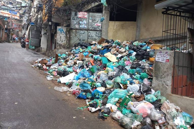 Moradores da Rocinha reclamam de acúmulo de lixo, e prefeitura instala contêineres