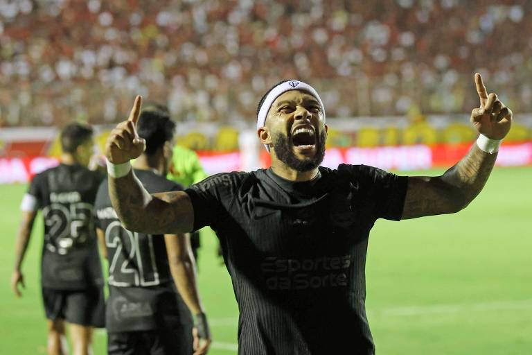 Corinthians supera Vitória fora de casa com gol de Memphis e sobe na tabela