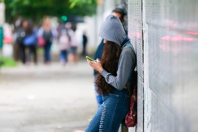 Uso de celular nas escolas por crianças e adolescentes