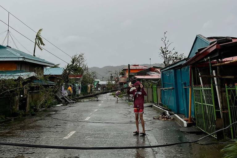 Supertufão força retirada de 1 milhão e destrói edifícios nas Filipinas