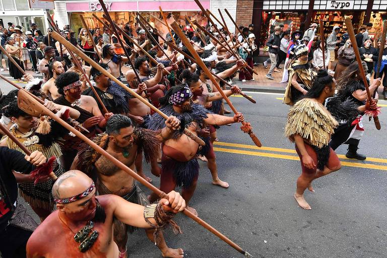 Com trajes tradicionais e haka, milhares protestam pelos direitos indígenas na Nova Zelândia; veja vídeo