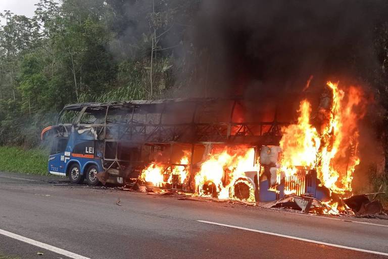 Passageiro é preso por suspeita de incendiar ônibus de viagem com 40 pessoas em SP