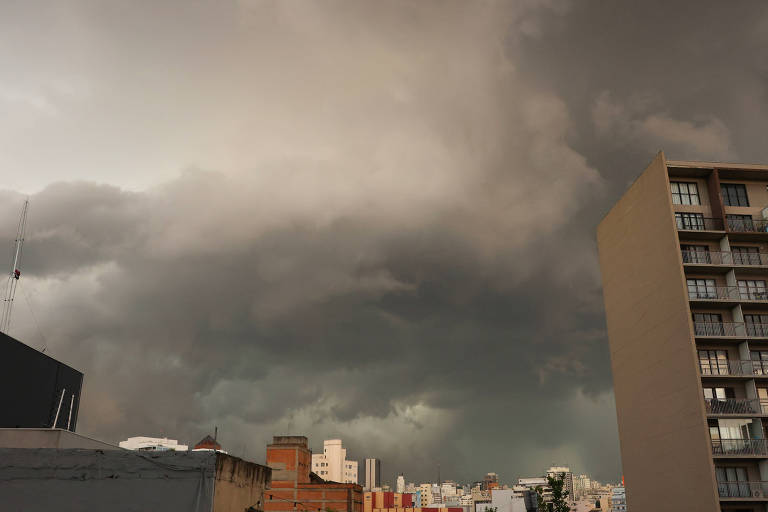 Chuvas intensas colocam em alerta diversos estados neste domingo (1º); veja quais