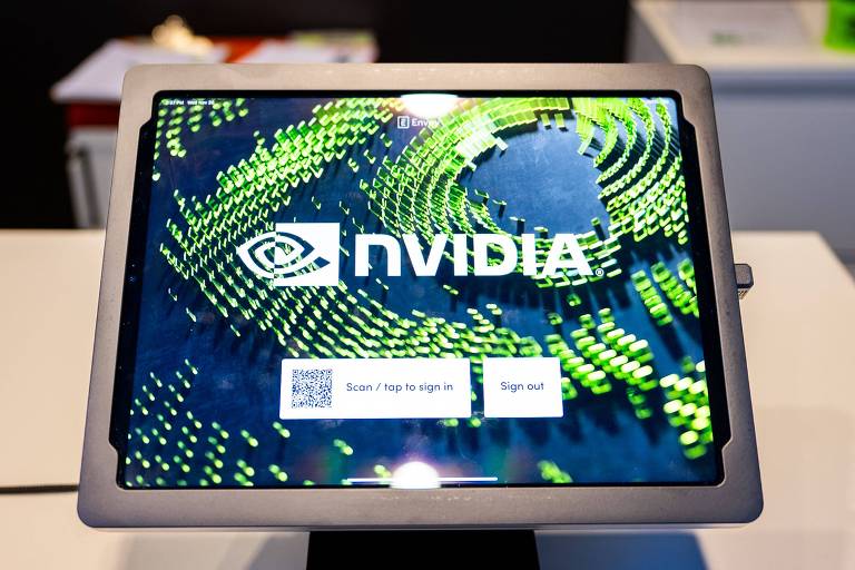 A imagem mostra um tablet ou monitor com a tela exibindo o logotipo da NVIDIA em um fundo com padrões de pontos verdes e pretos. Há também um código QR e opções de login na parte inferior da tela.
