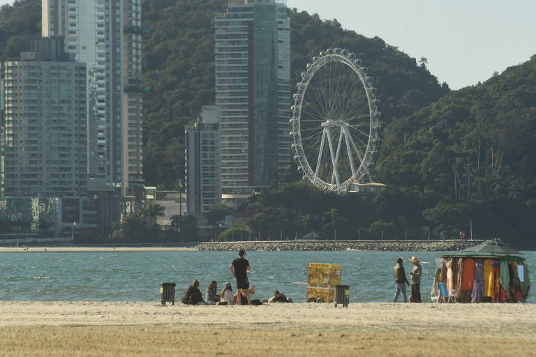 Balneário Camboriú (SC) exibe prédios, carros e lojas luxuosos