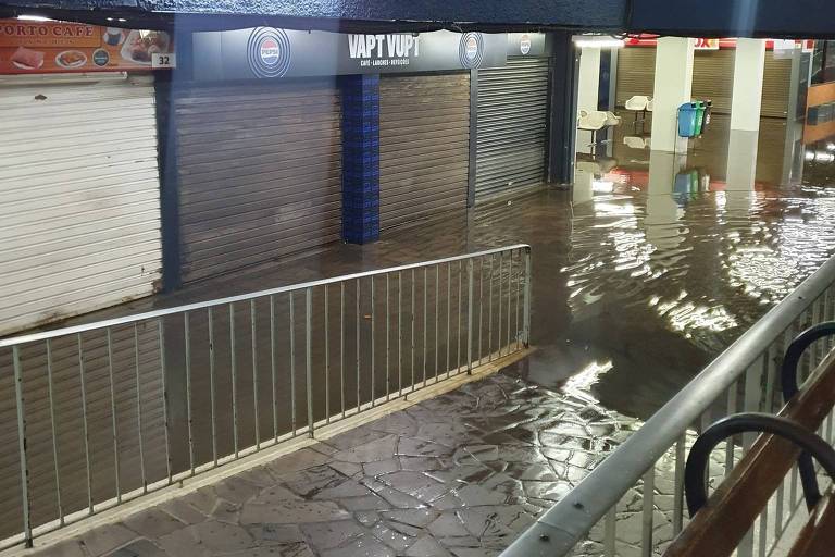 Temporal no RS deixa 1 morto, afeta 60 cidades e alaga rodoviária de Porto Alegre