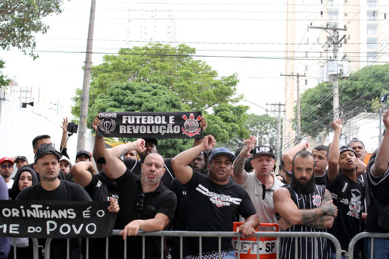 Gaviões fecha pista da marginal Tietê antes de votação de impeachment de presidente corintiano