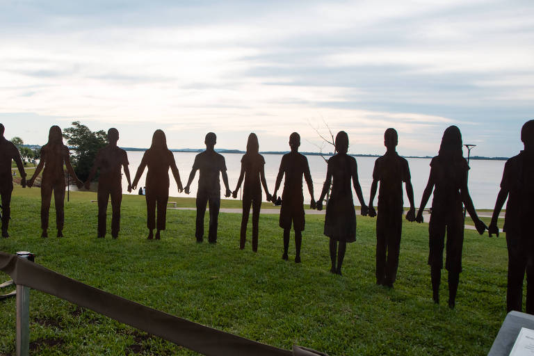 Monumentos homenageiam voluntários que atuaram nas enchentes no RS