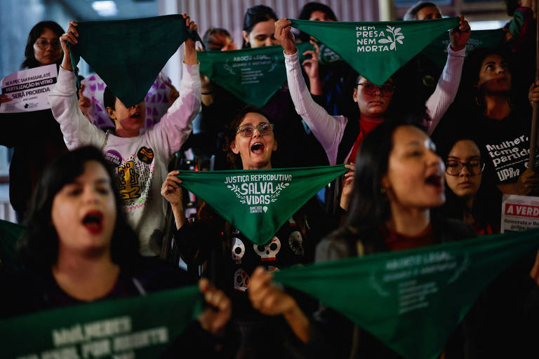 Propostas legislativas que restringem aborto previstos em lei são 'aberrações legais', diz artigo