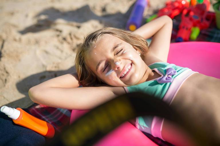 Como escolher o protetor solar ideal para o seu filho