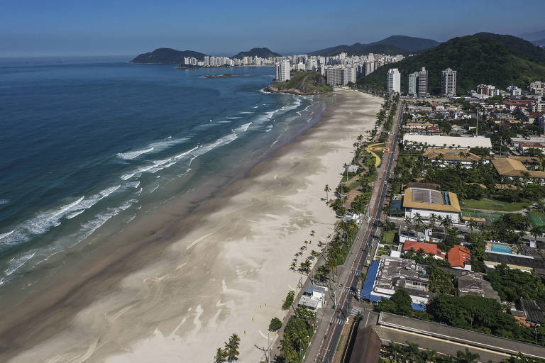 Blitz mira descarte ilegal de óleo de fritura em praia de Guarujá (SP)