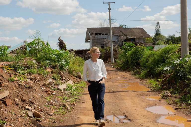 Ouvi histórias profundamente comoventes, diz Cate Blanchett após visita a locais afetados por enchentes no RS