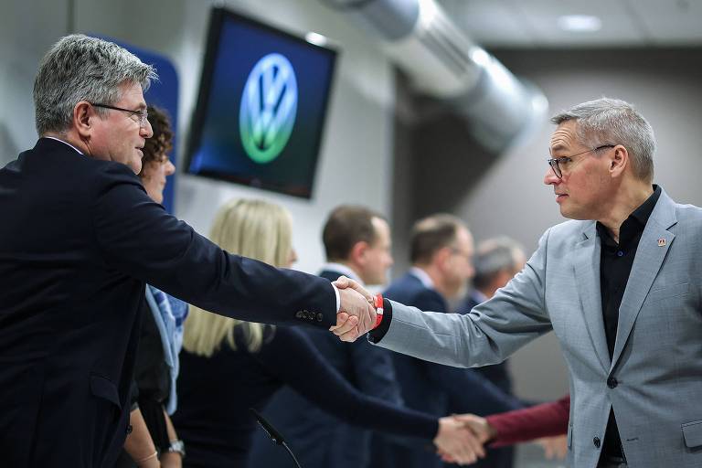 Volkswagen chega a acordo com sindicato na Alemanha para manter fábricas abertas