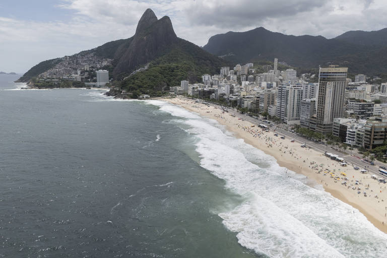 Praia do Leblon, na zona sul do Rio, enfrenta quase uma década de mar impróprio para banho