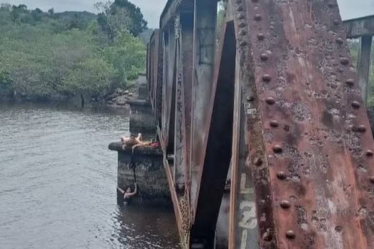 Mulher cai de ponte e fica presa pelo cadarço do marido em Santa Catarina