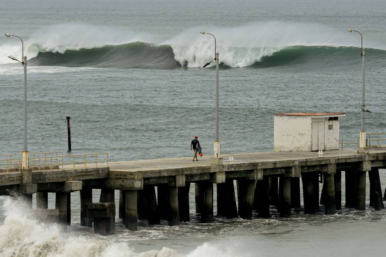 Ondas gigantes no Pacífico matam três e fecham portos na costa da América do Sul