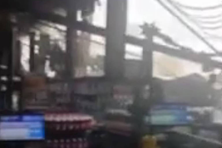 Teto de supermercado desaba com chuva de granizo em Barueri, na Grande SP