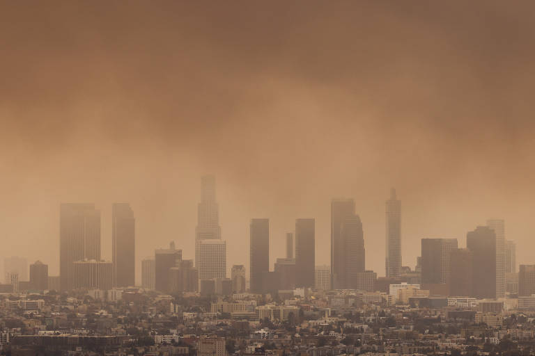 Bombeiro luta contra incêndio em Los Angeles; veja fotos de hoje