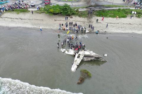 Queda de avião de pequeno porte em Ubatuba, litoral norte de São Paulo, nesta quinta (9); quatro passageiros e um piloto estavam na aeronave. Foto: Francisco Trevisan    DIREITOS RESERVADOS. NÃO PUBLICAR SEM AUTORIZAÇÃO DO DETENTOR DOS DIREITOS AUTORAIS E DE IMAGEM