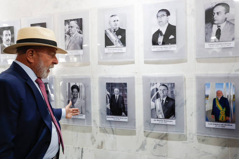 Lula visita a galeria presidencial e as exposições no térreo do Planalto
